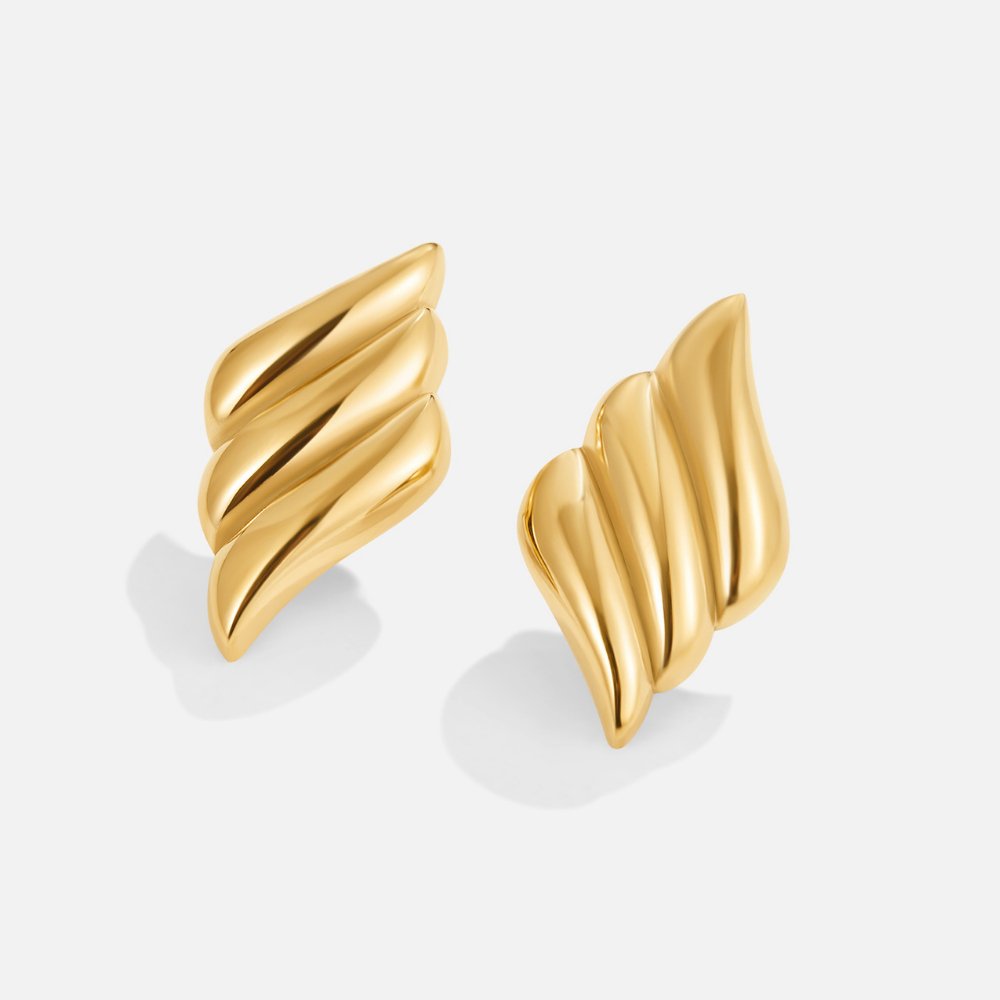 Leonora – Gold Earrings with Wavy Structure