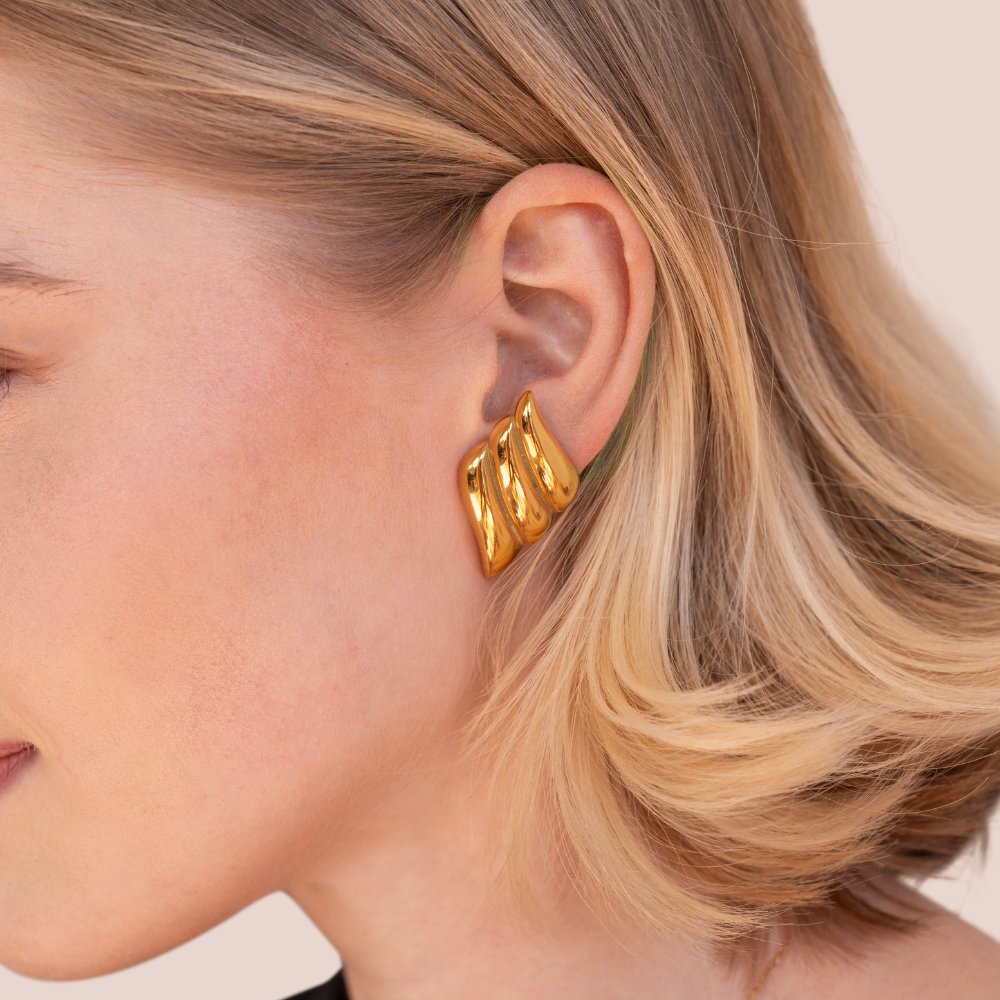 Leonora – Gold Earrings with Wavy Structure
