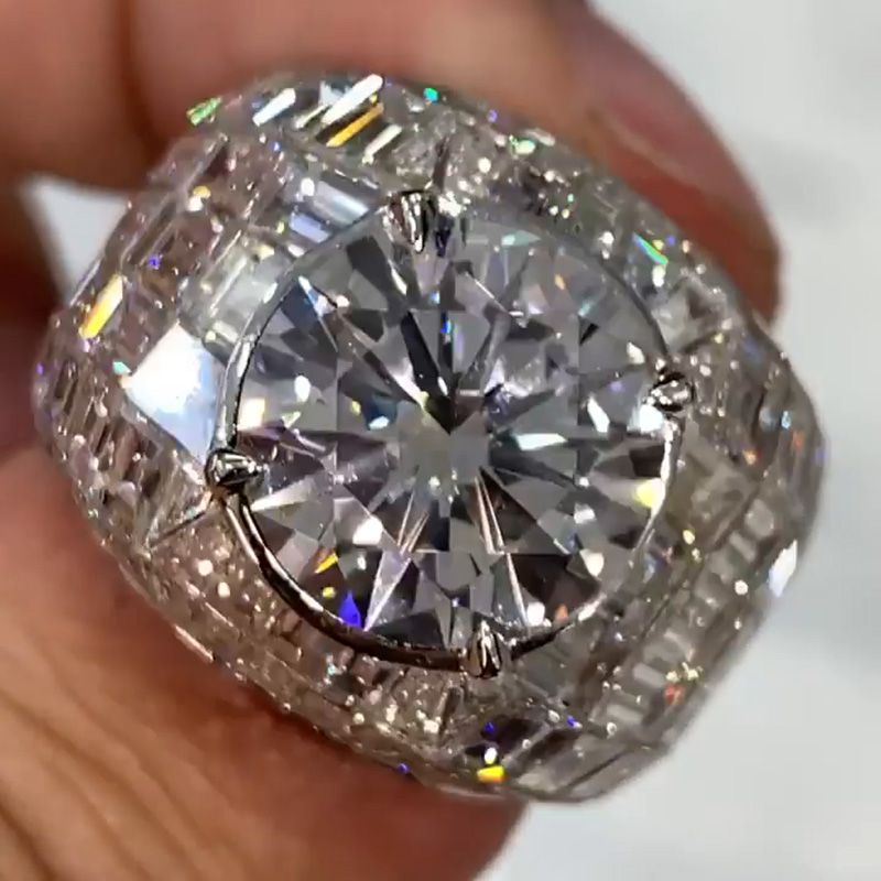 Anna-Lena – Ring with round-cut diamond in silver.