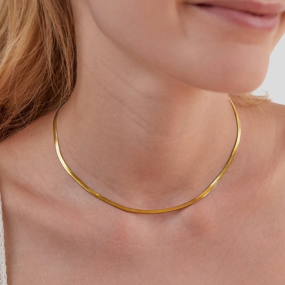 Elisa-Marie – Gold necklace with a soft curve.