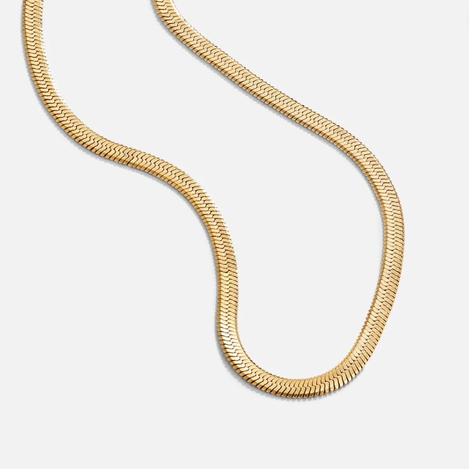 Elisa-Marie – Gold necklace with a soft curve.