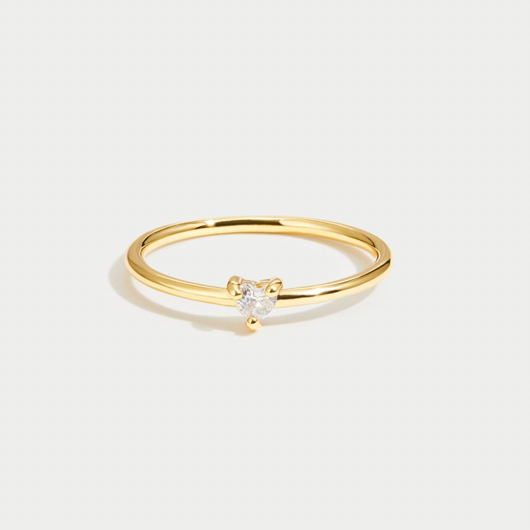 Leonie – Simple gold ring with a smooth surface.