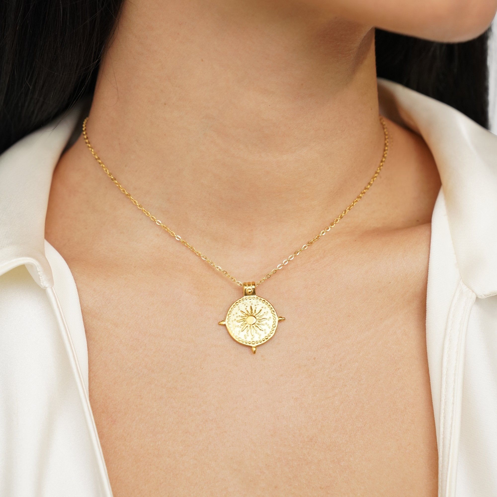 Anna – Geometric gold necklace with texture.