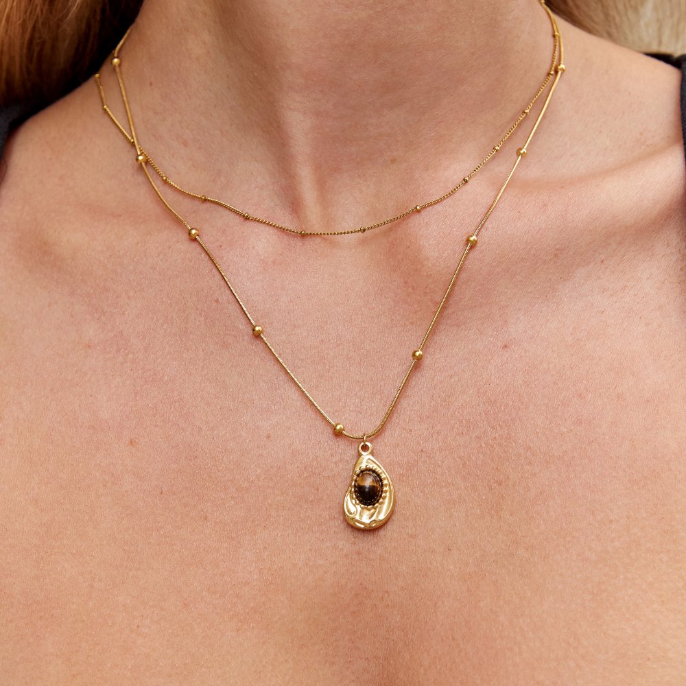 Leonie – Necklace with round gold charm.