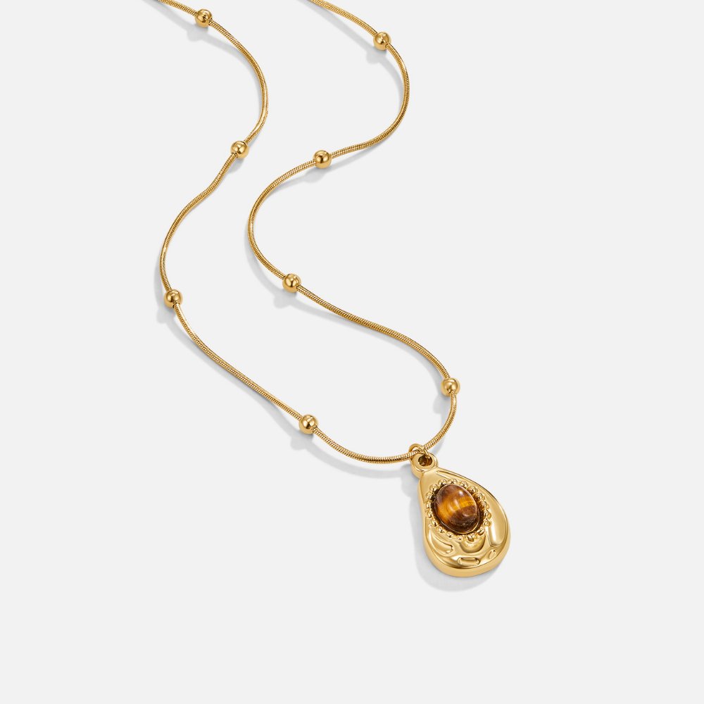 Leonie – Necklace with round gold charm.