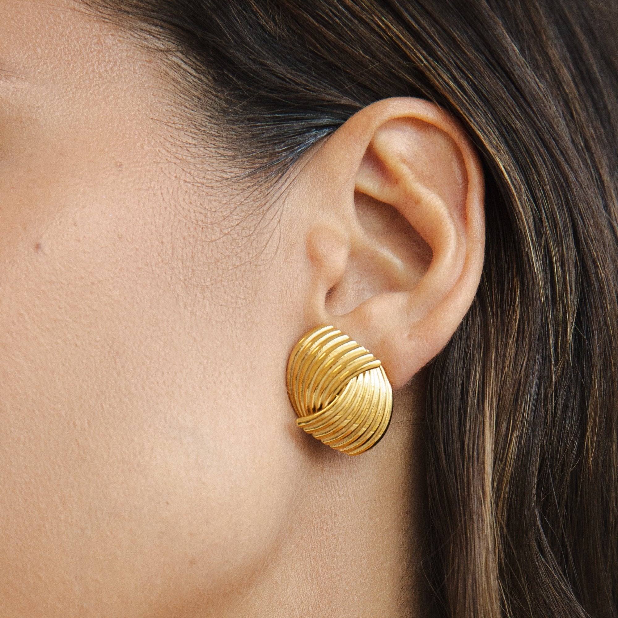 Beatrix – Gold Earrings with a Spring Structure