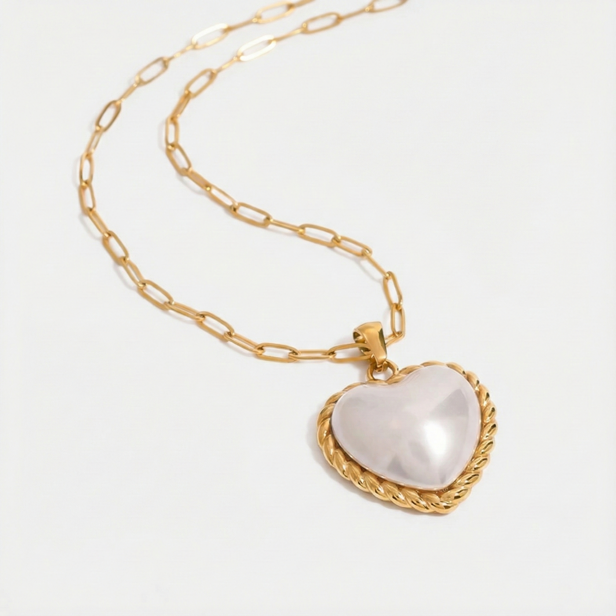 Viktoria – Gold Necklace with Elegant Pendant.