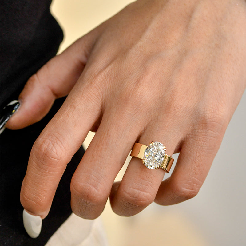 Lara – Simple ring with round stone in gold finish.