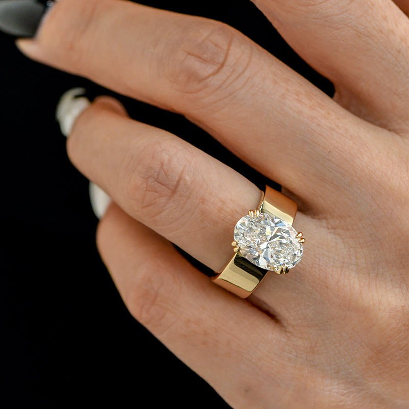 Lara – Simple ring with round stone in gold finish.